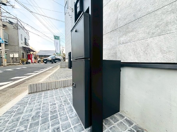 玄関前には宅配BOX機能付門柱が設置されています。不在にすることが多い忙しいご家族に便利な設備です。