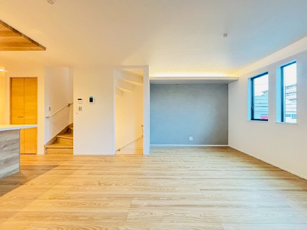 2階リビングなので目線を気にせず昼夜窓を開放しても寛げる。リビング階段で家族の絆も深まりそうです。