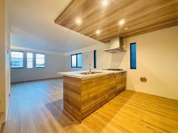 リビングとキッチンの間に壁を設けないスタイリッシュなペニンシュラキッチン。空間の広がりを感じます。