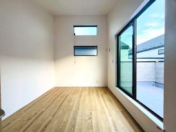 掃出し窓からの暖かい光を受けられる居室。バルコニーにも出られて、爽やかな風をたっぷりと取り込めます。