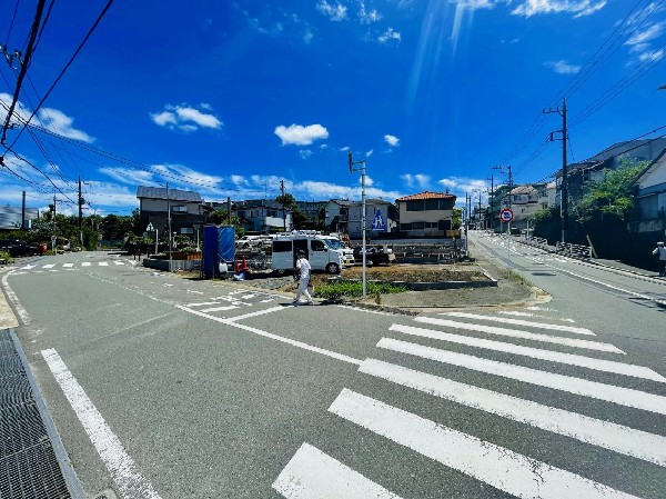 外観:前面道路は幅8ｍの広々とした歩道付きの公道。敷地との高低差もないので、車の出入りがしやすいですね。