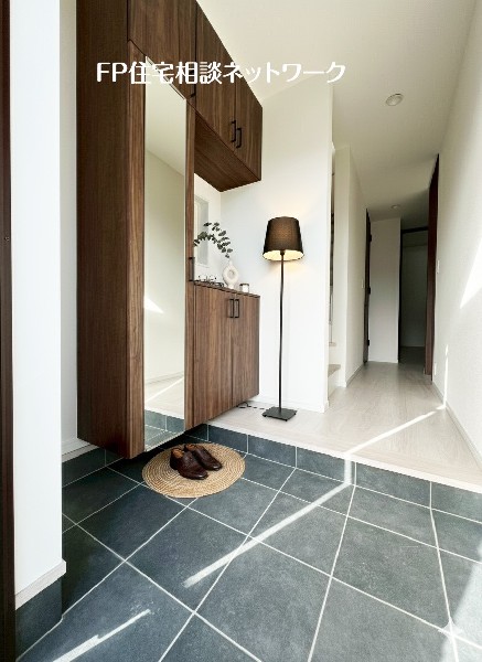 散らかりがちな玄関をスッキリと保てる玄関収納は、家の中に入る時最初に目に付く場所だからこだわりたい。