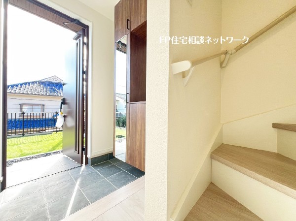 玄関ホールがスッキリ広々としていると帰る時も出ていく時も気持ちが良い。来客にも好印象を与えます。