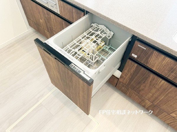 あったらいいなの代表的な設備である食洗機。ビルトイン型なので、おさまりもよく、使い勝手も良好です。