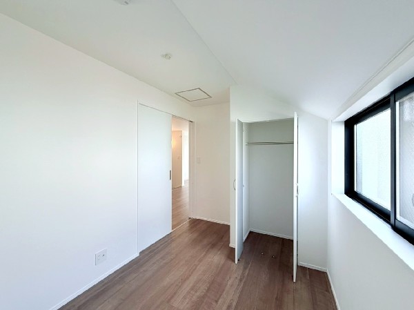 2面採光でお部屋の隅々まで明るい印象の居室。おひさまの光と爽やかな風をたっぷりと取り込めます。