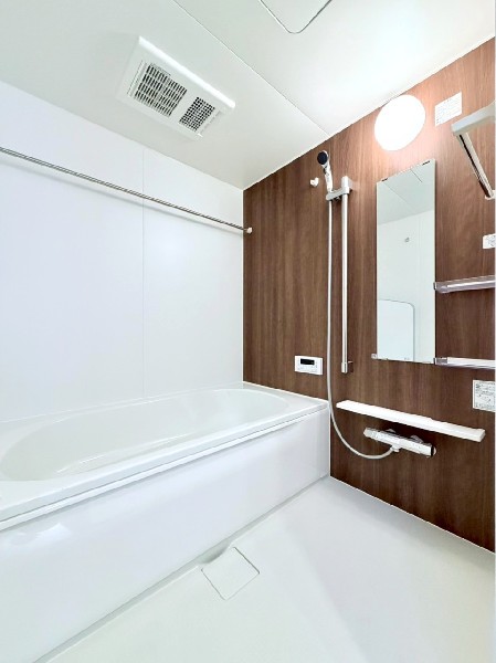 ゆったり入れる1坪タイプの浴室。花粉が気になる季節や雨天時のお洗濯に便利な浴室換気乾燥暖房機付です。