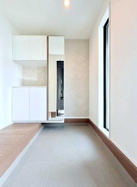 玄関収納はコの字型で棚があるので、写真や絵を飾ったりなど自分好みのインテリアを楽しめそうです。