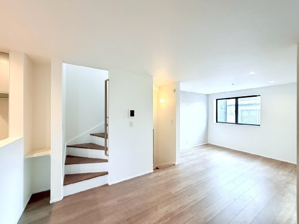 2階リビングなので目線を気にせず昼夜窓を開放しても寛げる。リビング階段で家族のコミュニケーションも〇