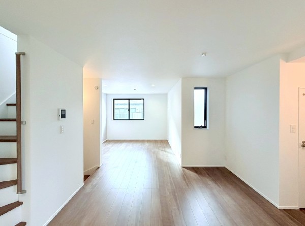 家族だんらんのリビング。窓が多い設計で色々な角度から光が取り込めます。明るいリビングで新しい生活。