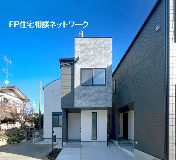 外観:グレーをベースにしたモダンな外観。アクセント外壁を採用し、スタイリッシュなデザインになっています。