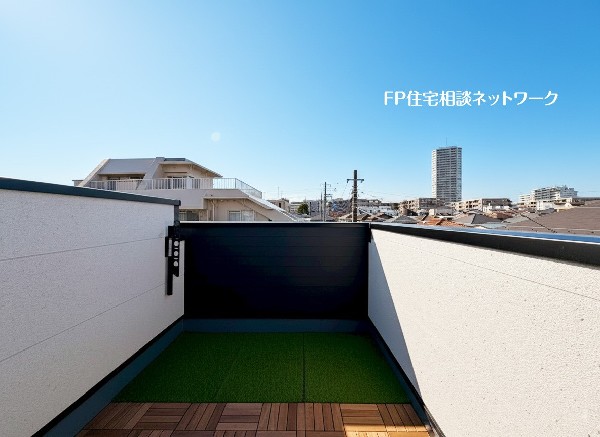 外観:本画像はAIがCGで芝生やウッドデッキを作成しており、実際の現地には設置されておりません。