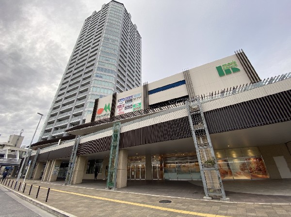周辺環境:マルエツ長津田駅前店(駅から徒歩1分、帰宅時の買い物に便利なスーパーです。ドラッグストア、飲食店、美容室、郵便局等が隣接。)