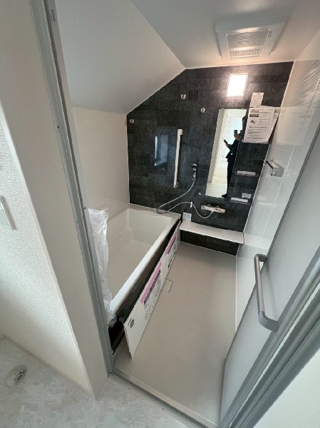 ゆったり入れる１坪タイプの浴室。雨の多い時季のお洗濯に重宝する浴室換気乾燥機付。追炊きオートバス付。