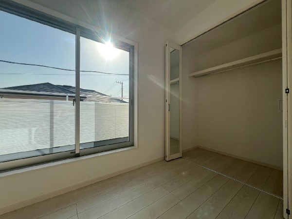  2階の3部屋すべてがバルコニーへとつながる、開放感あふれる間取り。心地よい風をたっぷり取り込めます。