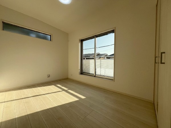 2面採光でお部屋の隅々まで明るい印象の居室。おひさまの光を、爽やかな風をたっぷりと取り込めます。