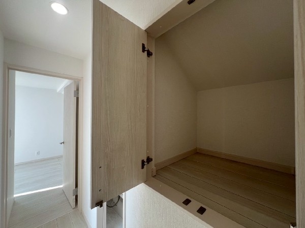 廊下に収納スペースを多く設けています。季節用品や掃除用具、普段使わないものもすっきりと収納できます。