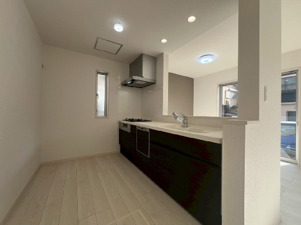 対面式のカウンターキッチンは出来上がったお料理をお子様が運ぶなど、お手伝いの機会も増えそうですね。