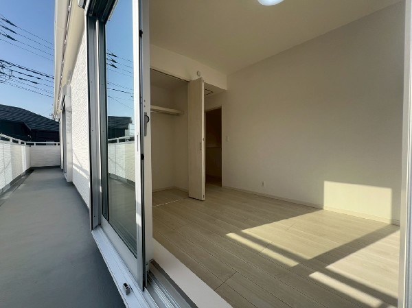 光を沢山取り込める大きな窓。日差しを長時間受ける事が出来る暖かいお部屋です。