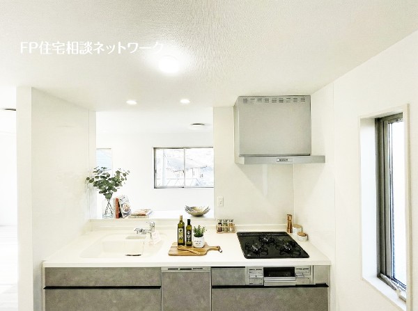 リビングのお子様を見守りながらお料理が出来る対面式カウンターキッチン。ご家族との会話がはずみます。