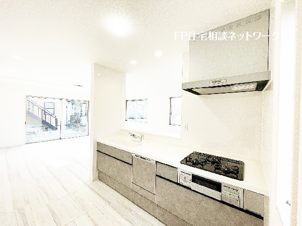 機能性とデザイン性を兼ね備えた嬉しいキッチン。食器洗乾燥機付きなので後片付け楽々。嬉しい浄水器も。