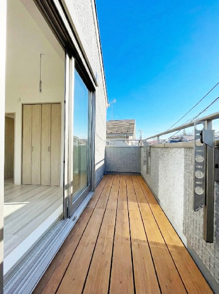 南向きのバルコニーで、お洗濯もあっという間に乾きそう。家事もスムーズにこなせますね。