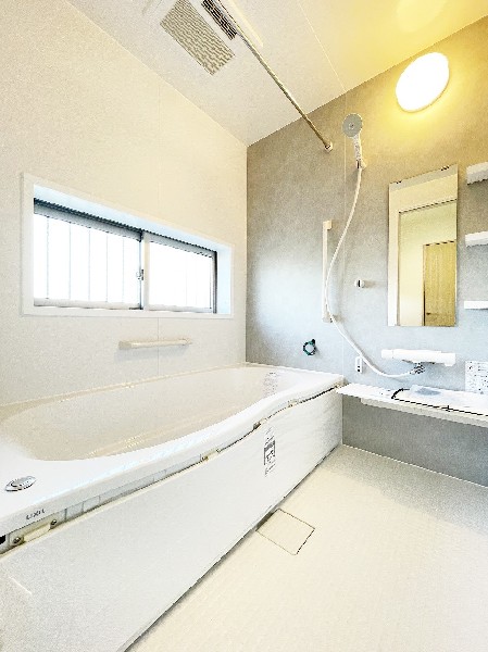 ゆったり入れる１坪タイプの浴室。雨の多い時季のお洗濯に重宝する浴室換気乾燥機付。追炊きオートバス付。
