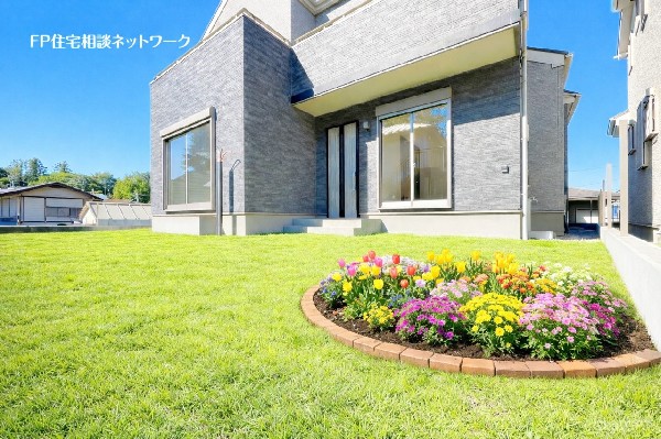 外観:住まいに陽当りと潤いをもたらす、広いお庭があります。成長する樹木に見守られ、家族の物語が始まります