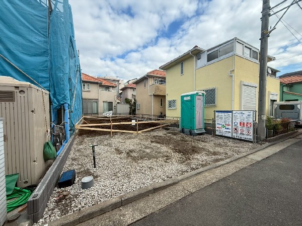 外観:前面道路は車通りの少ない道路。小さなお子様も安心です。お車の出し入れが苦手な方も駐車しやすそうです。