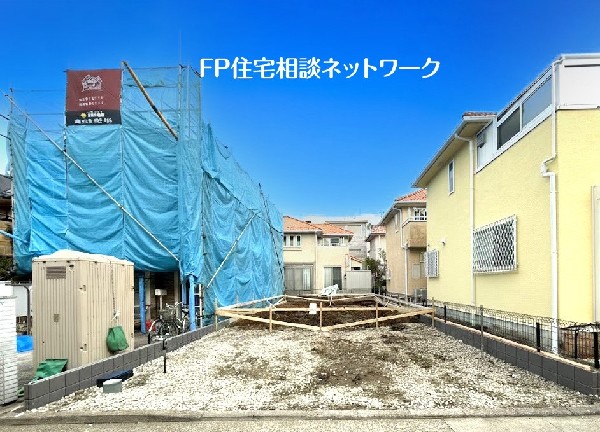 外観:2台駐車可能なカースペース（車種によります）。多用途に使用可能。お車での来客も歓迎できます。