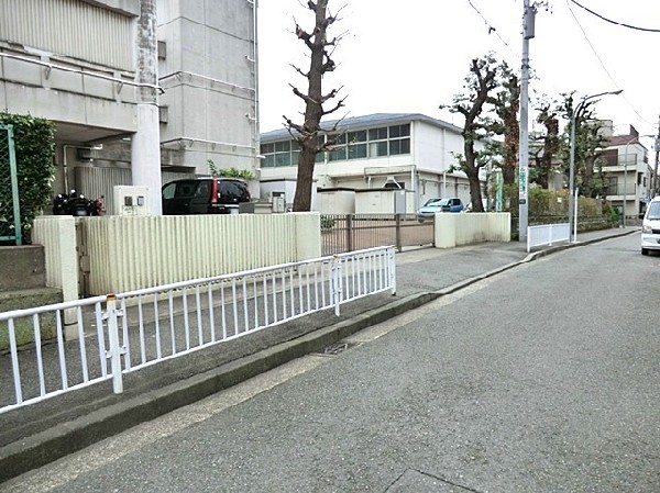 周辺環境:戸部小学校(伊勢町にある1学年2クラス程の小規模校。明治6年に創立された学び舎から続く、歴史ある小学校です。)