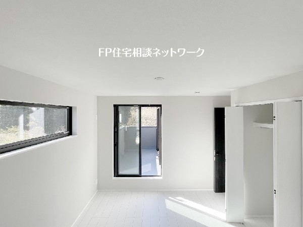 光を沢山取り込めるバルコニーに面したお部屋。日差しを長時間受ける事が出来るお部屋に癒されます。