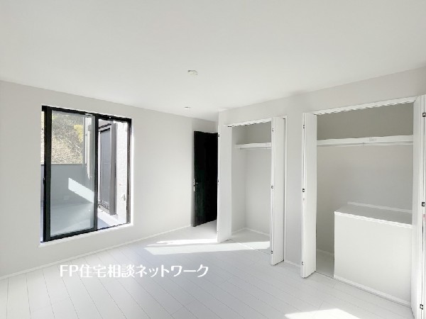 収納力が豊富な大型クローゼット。普段着やスーツはもちろんのこと、コート類などもしっかり掛けられます