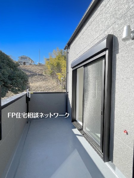 ワイドバルコニーからは景色を広く見渡せて解放的。空を広く感じながら、思わず深呼吸したくなります。