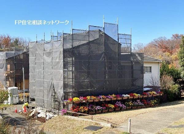 外観:角地ならではの解放感。明るい住まいで、のびのびスローライフの夢を実現。カースペースは並列3台分可。