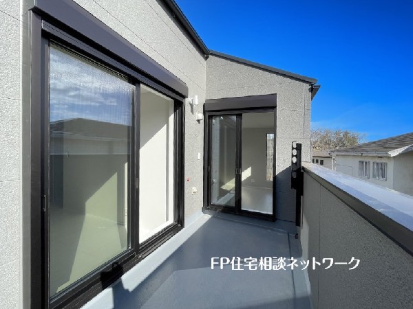 外観:2部屋から出入り可能なワイドバルコニー。南に面して日当たり良好。お洗濯もあっという間に乾きそうです。