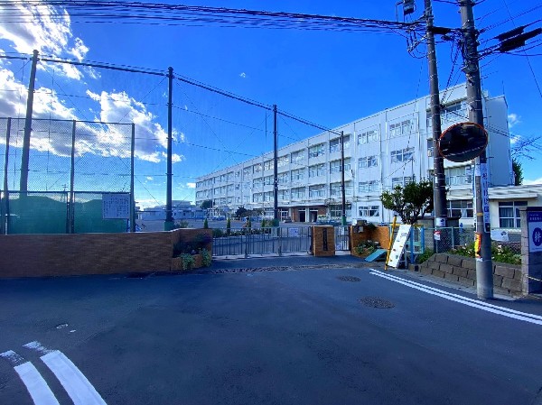 周辺環境:上星川小学校(各学年3クラス程の小学校。教育目標は「友だちいっぱい　夢いっぱい　未来へ向かって　かがやく星の子」)