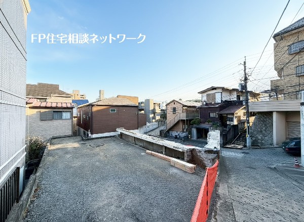 外観:前面道路は車通りの少ない道路。小さなお子様も安心です。お車の出し入れが苦手な方も駐車しやすそうです。