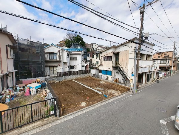 外観:前面道路は車通りが少なくお車の出し入れがしやすい道路。公道から離れた住宅は静かな暮らしが出来そう。