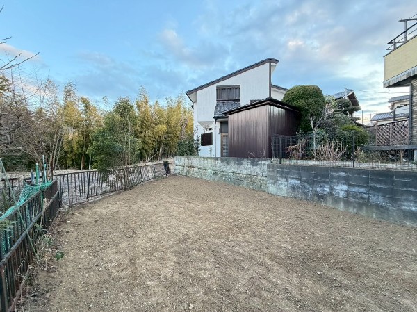 外観:向かい側が駐車場で建物が無いので圧迫感がありません。北東側には竹林が広がり、目を癒してくれます。