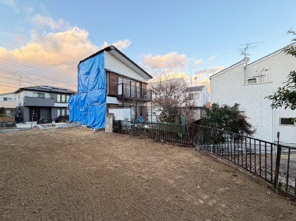 外観:第一種低層住居専用地域の良好な住環境が保たれたエリア。区画整理された統一感のある街並みが広がっています。