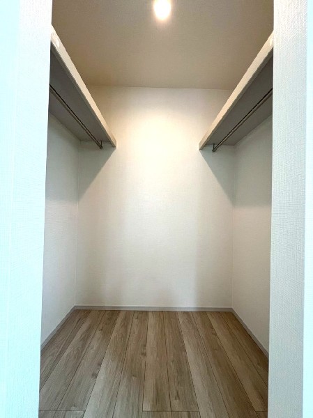 主寝室は大容量のウォークインクローゼット付き。衣類だけでなく、思い出の品もたっぷり収納できます。