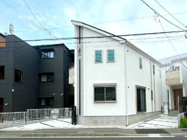 外観:前面は9.1ｍの公道。すぐにお車で出発できて行動範囲が広がります。歩道もあってお子様と歩いても安心。