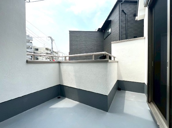 外観:2部屋から出入り可能な広いバルコニー。南西に面して日当たり良好、お洗濯もあっという間に乾きそうです。