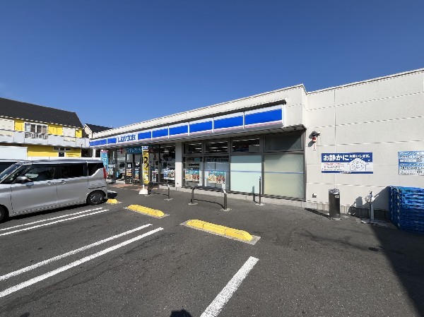 周辺環境:ローソン鶴見水道道店(コーヒーやスイーツが人気のコンビニエンスストア。酒たばこ取扱い有。本物件より徒歩3分の近さです。)