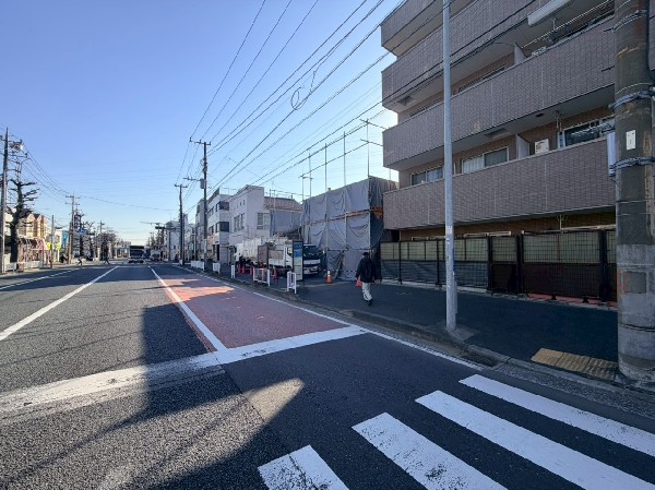 外観:鶴見駅行きバス停まで徒歩1分。雨の日でも移動の負担が少なく、毎日の通勤・通学も快適です。