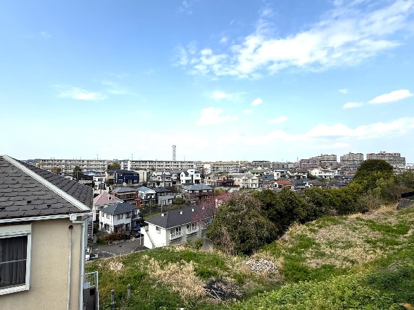 外観:高台に位置し眺望良好。北東側が開けているので、空を広く感じる解放的な住まいになります。