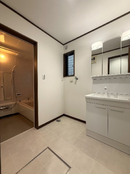 鏡の裏に収納棚を確保した三面鏡を採用。化粧品や歯ブラシなどを機能的に収納。朝の身支度も快適スムーズ。