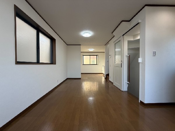 出窓付きダイニングと大きな窓に面したリビングで、スペースを分けて使うことが出来る配置になっています。