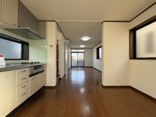 お部屋を広く使えるI型キッチン。お料理に集中したい方にお勧めの配置です。窓から光が入る明るいキッチン。