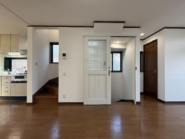 2階へあがるときは必ずリビングを通る動線のリビングイン階段。自然と家族のコミュニケーションも増えそう。